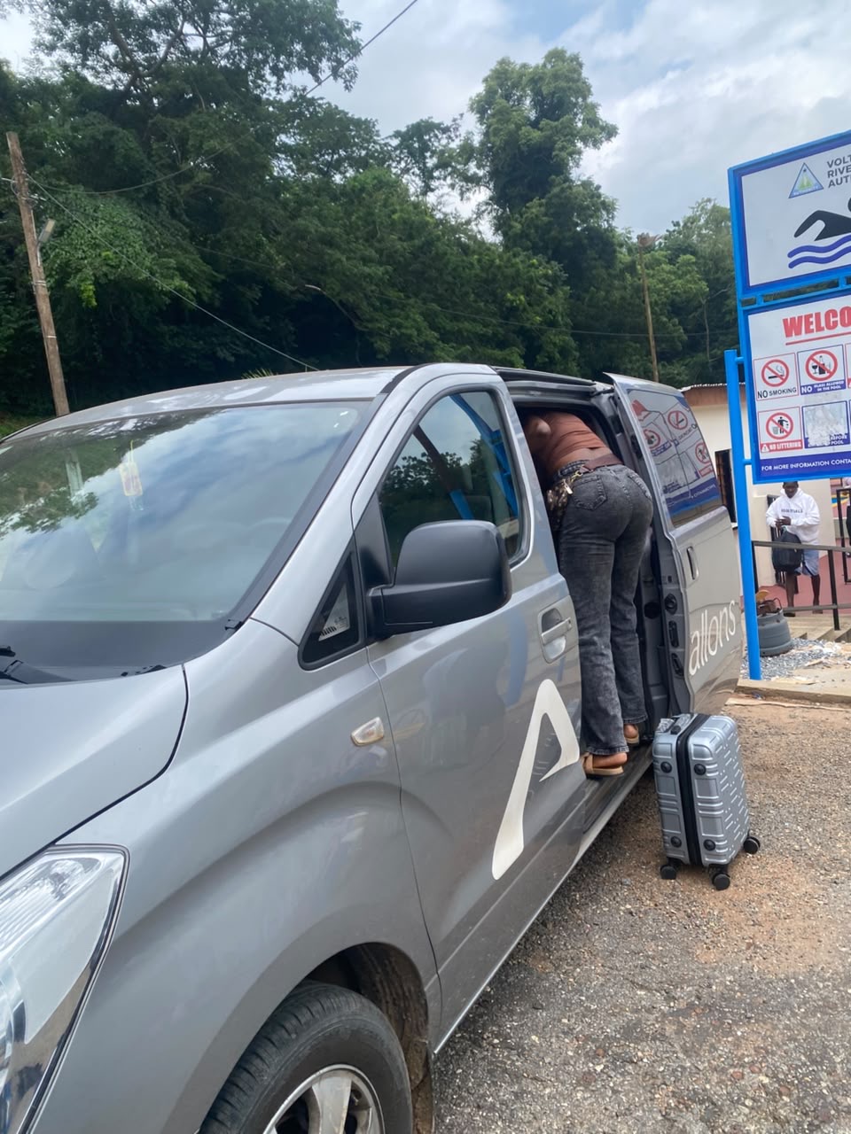 Passenger boarding an Allons van with luggage