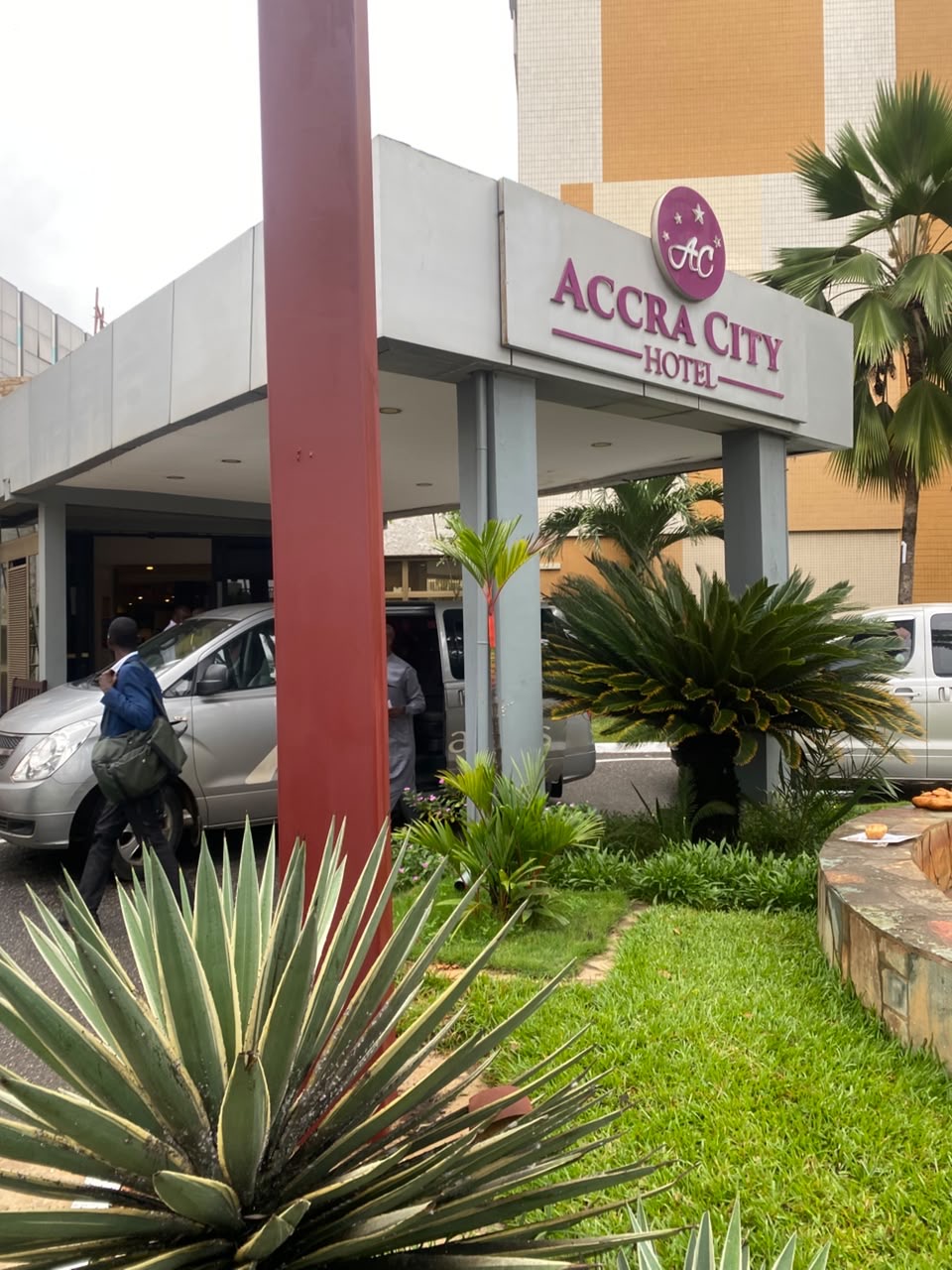 Allons van picking up a guest at Accra City Hotel